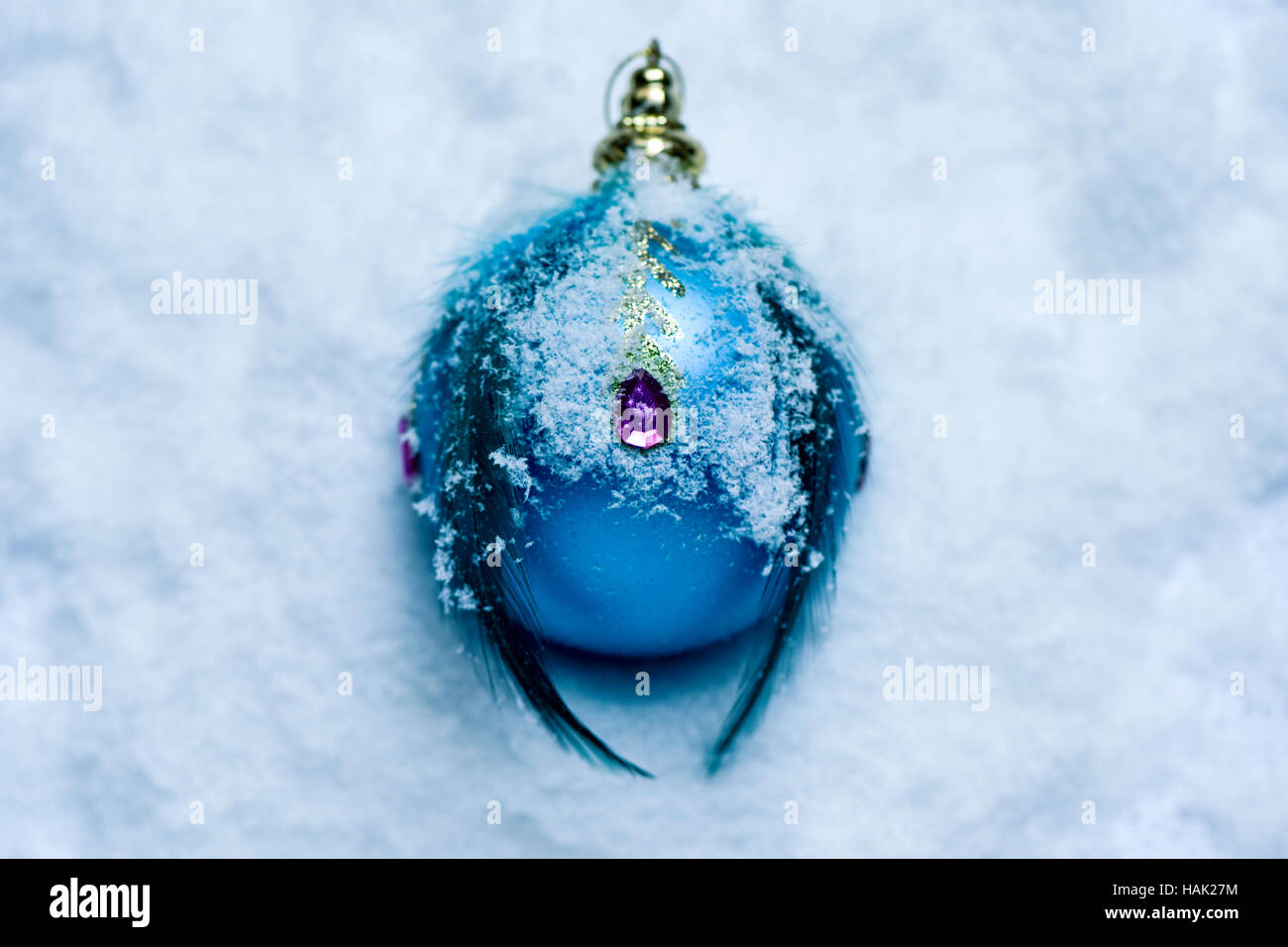 High-Angle Shot von einem elegant verzierte Weihnachtskugel auf dem Schnee Stockfoto