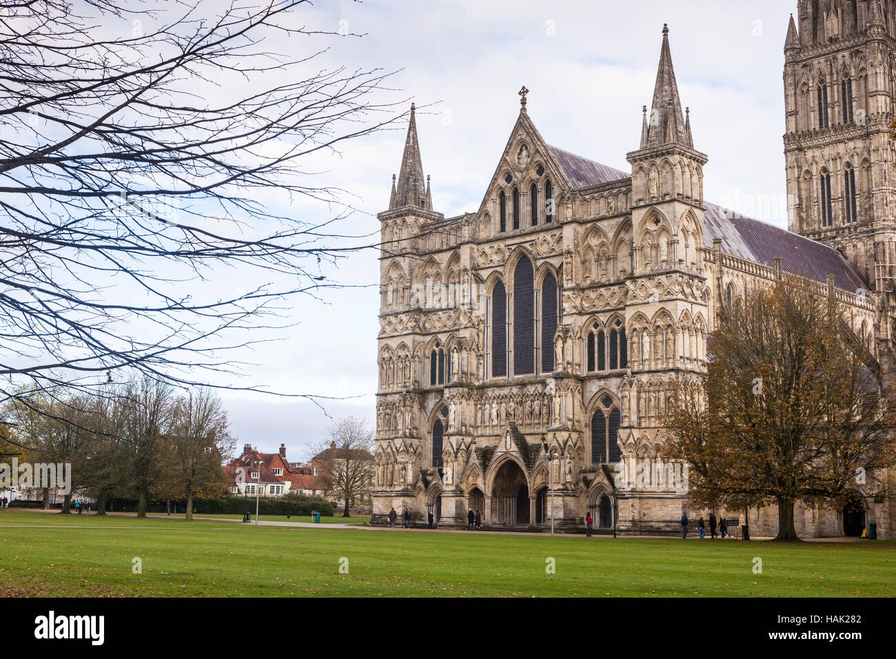 Die Westfassade der Kathedrale von Salisbury in Wiltshire. Stockfoto