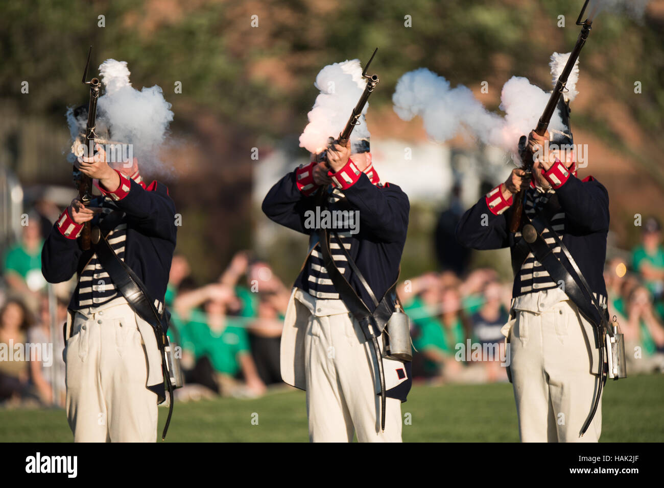 WASHINGTON DC, Vereinigte Staaten – Mitglieder des 3. US-Infanterieregiments, bekannt als „The Old Guard“, treten während des Twilight Tattoo der US Army in der Joint Base Myer-Henderson Hall auf. Die Soldaten, in Präzisionsuniformen gekleidet, demonstrieren ihre disziplinierten Übungen und zeremoniellen Fähigkeiten als Teil dieses freien, öffentlichen Militärwettbewerbs, der Geschichte und Tradition der Armee zeigt. Stockfoto