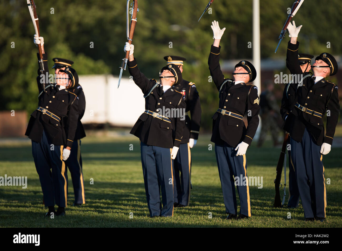 WASHINGTON DC, USA – das U.S. Army Drill Team führt während des Twilight Tattoo in der Joint Base Myer-Henderson Hall eine Präzisionsbohrung durch. Mitglieder der Eliteeinheit, Teil des 3. US-Infanterieregiments (Old Guard), demonstrieren ihre außergewöhnlichen Fähigkeiten im Umgang mit Gewehren und synchronisierten Bewegungen in einer Darstellung militärischer Disziplin und Präzision. Stockfoto