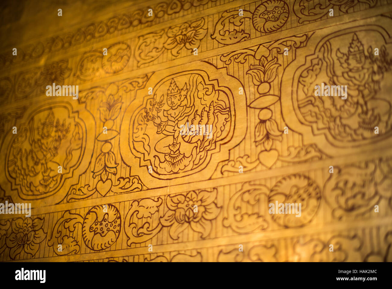 MANDALAY, Myanmar – Mahamuni Buddha Tempel (auch bekannt als Mahamuni Pagoda) ist eine hoch verehrte religiöse Stätte in Mandalay. Im Herzen steht das Mahamuni-Buddha-Bild, das als eines von nur fünf ursprünglichen Ähnlichkeiten des Buddha zu seinen Lebzeiten angesehen werden soll. Es ist mit Goldfolie bedeckt, die von Gläubigen und Pilgern als Tribut gespendet wurde. Stockfoto