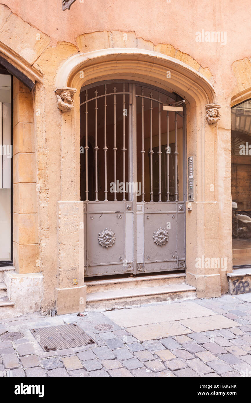 Ein altes bewachte Tür in Vieux Lyon. Stockfoto