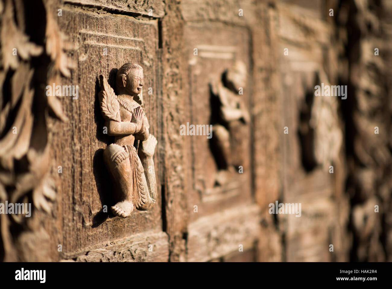 MANDALAY, Myanmar (Birma) - das 1880 aus geschnitztem Teak erbaute Kloster Shwenandaw war ursprünglich Teil des Königspalastes in Amarapura. Sie wurde später an einen Ort in der Nähe des Mandalay Hill in Mandalay verlegt. Es ist im traditionellen burmesischen Architekturstil erbaut und ist bemerkenswert für seine kunstvoll verzierten Schnitzereien buddhistischer Mythologie und seine Inneneinrichtung enthielt umfangreiche Schuldwerke und Glasmosaiken. Stockfoto