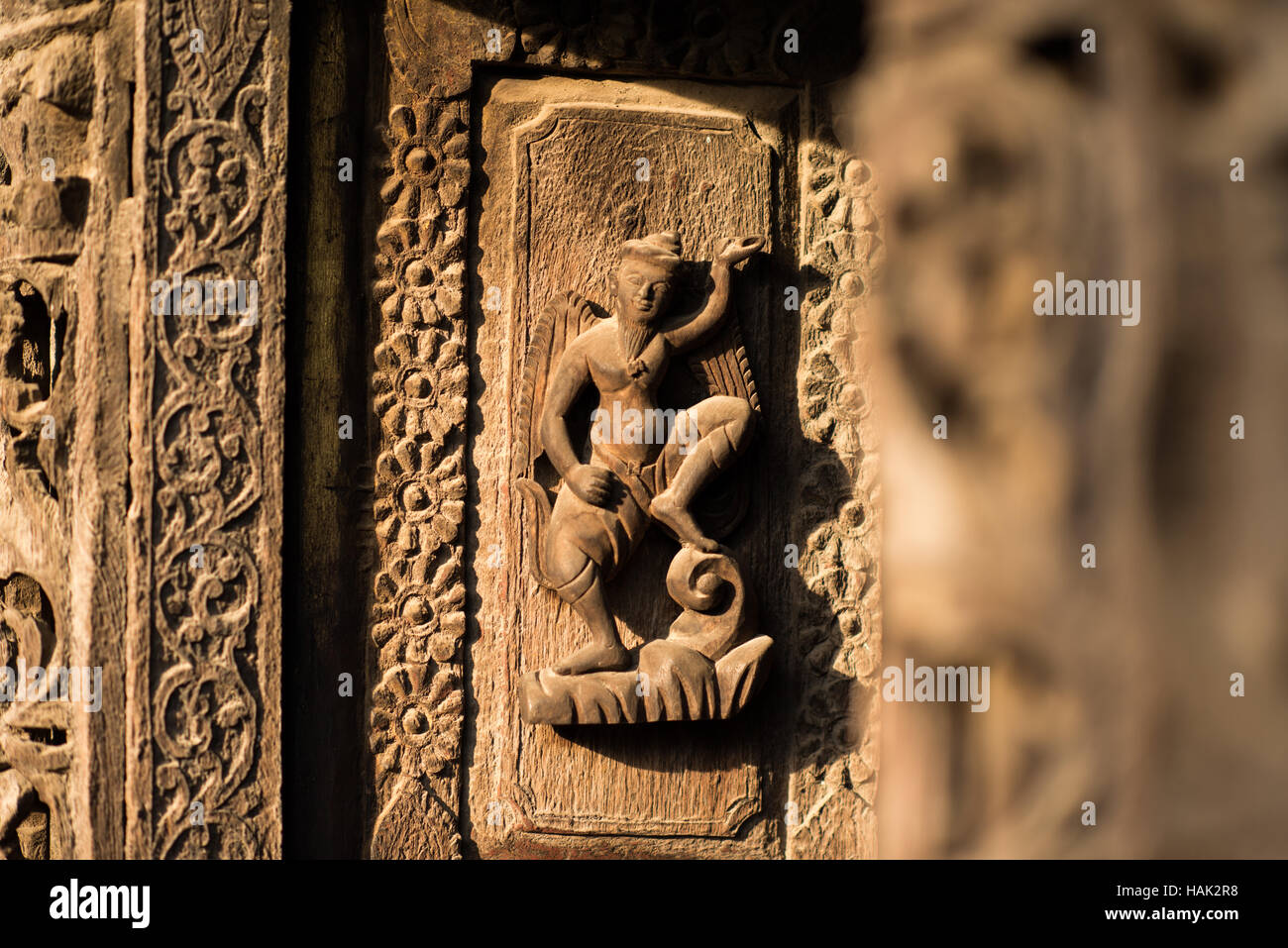 MANDALAY, Myanmar (Birma) - das 1880 aus geschnitztem Teak erbaute Kloster Shwenandaw war ursprünglich Teil des Königspalastes in Amarapura. Sie wurde später an einen Ort in der Nähe des Mandalay Hill in Mandalay verlegt. Es ist im traditionellen burmesischen Architekturstil erbaut und ist bemerkenswert für seine kunstvoll verzierten Schnitzereien buddhistischer Mythologie und seine Inneneinrichtung enthielt umfangreiche Schuldwerke und Glasmosaiken. Stockfoto