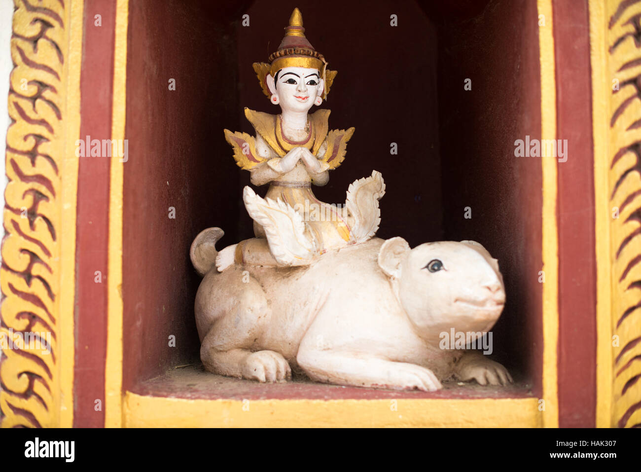 BAGAN, Myanmar – der Manuha-Tempel ist eine einzigartige Struktur unter den alten religiösen Stätten Bagans. Dieser Tempel wurde 1059 vom Gefangenen Mon König Manuha erbaut und verfügt über drei große sitzende Buddha-Statuen und einen massiven liegenden Buddha. Das enge Innere, im Kontrast zu den kolossalen Buddha-Bildern, soll das Unbehagen des Königs in der Gefangenschaft symbolisieren. Stockfoto