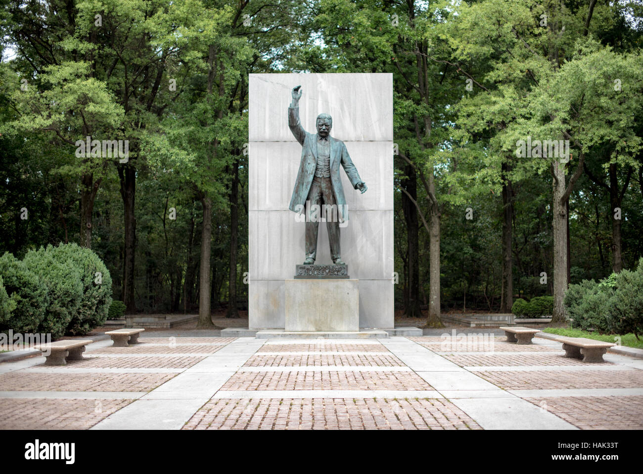 ARLINGTON, Virginia – das Theodore Roosevelt Memorial ist eine ruhige Insel inmitten des Potomac River. Das bewaldete 88 Hektar große Gelände, das über eine Fußgängerbrücke zugänglich ist, zeigt eine Statue des 26. Präsidenten, umgeben von Granittafeln mit seinen bemerkenswerten Zitaten. Stockfoto