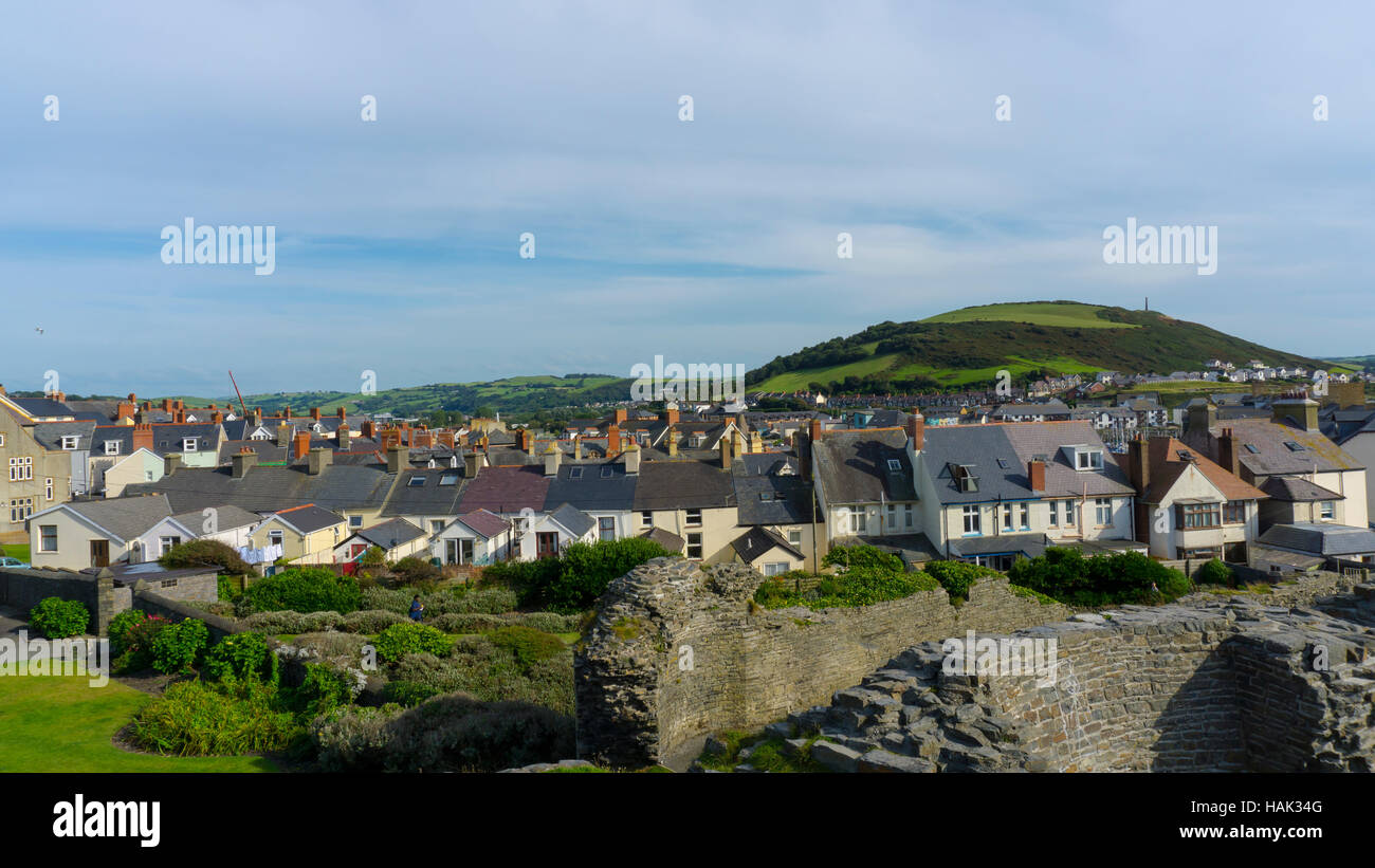 Neue Häuser in einer Reihe in der Nähe der alten Burgruine Stockfoto