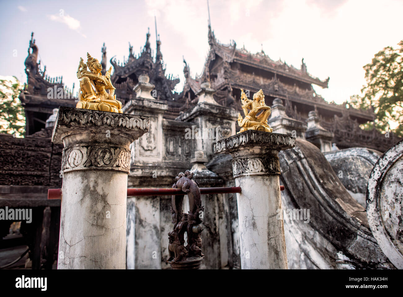 MANDALAY, Myanmar (Birma) - das 1880 aus geschnitztem Teak erbaute Kloster Shwenandaw war ursprünglich Teil des Königspalastes in Amarapura. Sie wurde später an einen Ort in der Nähe des Mandalay Hill in Mandalay verlegt. Es ist im traditionellen burmesischen Architekturstil erbaut und ist bemerkenswert für seine kunstvoll verzierten Schnitzereien buddhistischer Mythologie und seine Inneneinrichtung enthielt umfangreiche Schuldwerke und Glasmosaiken. Stockfoto