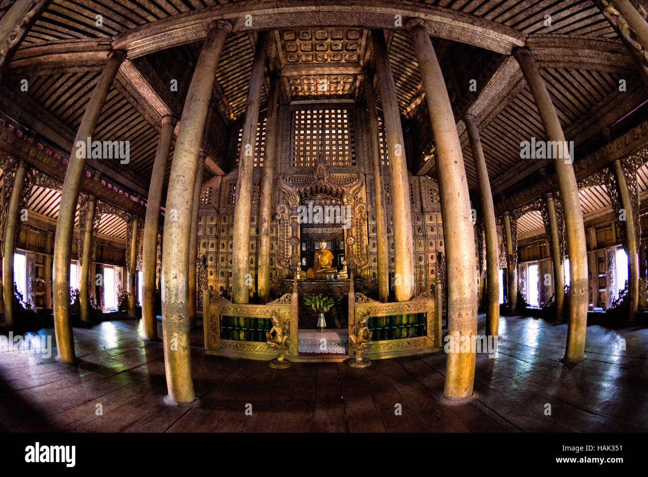 MANDALAY, Myanmar (Birma) - das 1880 aus geschnitztem Teak erbaute Kloster Shwenandaw war ursprünglich Teil des Königspalastes in Amarapura. Sie wurde später an einen Ort in der Nähe des Mandalay Hill in Mandalay verlegt. Es ist im traditionellen burmesischen Architekturstil erbaut und ist bemerkenswert für seine kunstvoll verzierten Schnitzereien buddhistischer Mythologie und seine Inneneinrichtung enthielt umfangreiche Schuldwerke und Glasmosaiken. Stockfoto