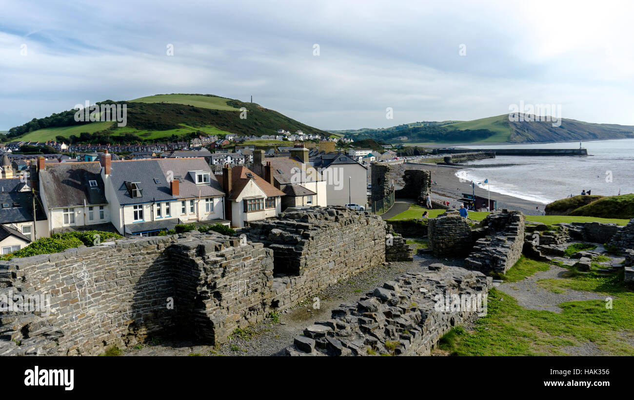 Häuser in einer Reihe am Rand des Ozeans alte Burg Ruinen Stockfoto