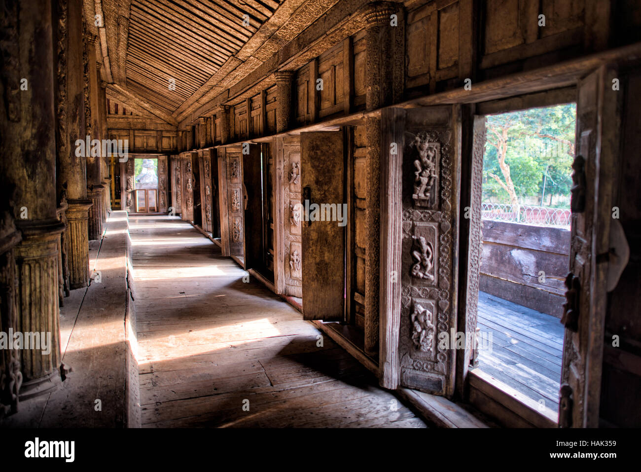 MANDALAY, Myanmar (Birma) - das 1880 aus geschnitztem Teak erbaute Kloster Shwenandaw war ursprünglich Teil des Königspalastes in Amarapura. Sie wurde später an einen Ort in der Nähe des Mandalay Hill in Mandalay verlegt. Es ist im traditionellen burmesischen Architekturstil erbaut und ist bemerkenswert für seine kunstvoll verzierten Schnitzereien buddhistischer Mythologie und seine Inneneinrichtung enthielt umfangreiche Schuldwerke und Glasmosaiken. Stockfoto