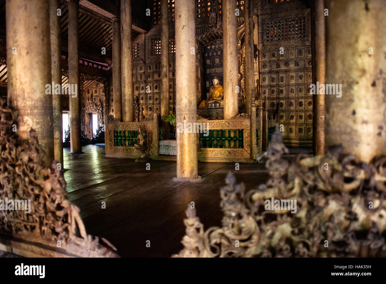 MANDALAY, Myanmar (Birma) - das 1880 aus geschnitztem Teak erbaute Kloster Shwenandaw war ursprünglich Teil des Königspalastes in Amarapura. Sie wurde später an einen Ort in der Nähe des Mandalay Hill in Mandalay verlegt. Es ist im traditionellen burmesischen Architekturstil erbaut und ist bemerkenswert für seine kunstvoll verzierten Schnitzereien buddhistischer Mythologie und seine Inneneinrichtung enthielt umfangreiche Schuldwerke und Glasmosaiken. Stockfoto