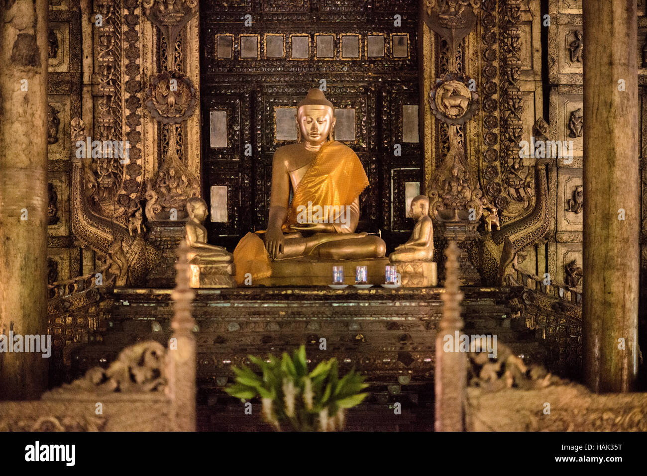 MANDALAY, Myanmar (Birma) - das 1880 aus geschnitztem Teak erbaute Kloster Shwenandaw war ursprünglich Teil des Königspalastes in Amarapura. Sie wurde später an einen Ort in der Nähe des Mandalay Hill in Mandalay verlegt. Es ist im traditionellen burmesischen Architekturstil erbaut und ist bemerkenswert für seine kunstvoll verzierten Schnitzereien buddhistischer Mythologie und seine Inneneinrichtung enthielt umfangreiche Schuldwerke und Glasmosaiken. Stockfoto