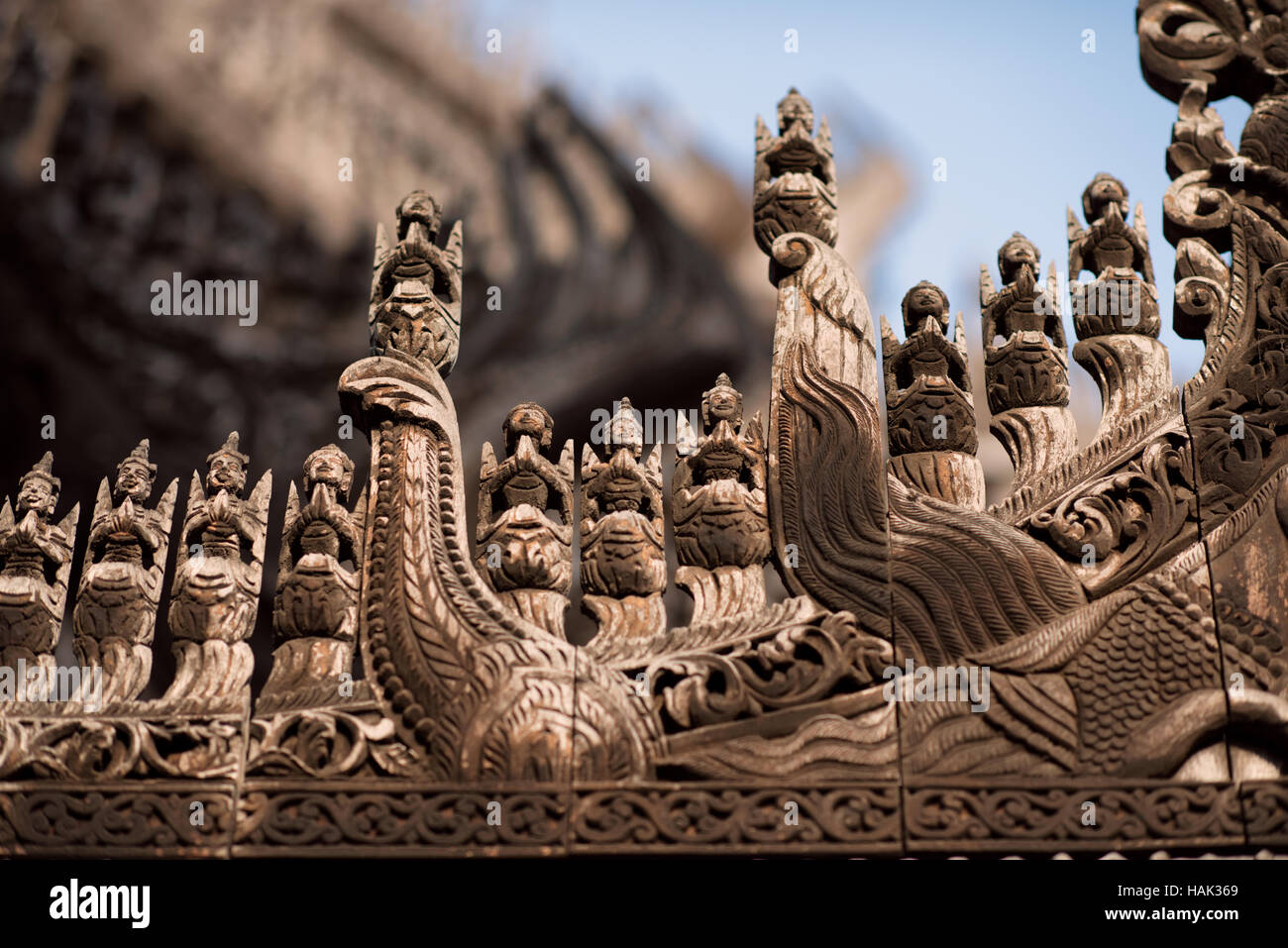 MANDALAY, Myanmar (Birma) - das 1880 aus geschnitztem Teak erbaute Kloster Shwenandaw war ursprünglich Teil des Königspalastes in Amarapura. Sie wurde später an einen Ort in der Nähe des Mandalay Hill in Mandalay verlegt. Es ist im traditionellen burmesischen Architekturstil erbaut und ist bemerkenswert für seine kunstvoll verzierten Schnitzereien buddhistischer Mythologie und seine Inneneinrichtung enthielt umfangreiche Schuldwerke und Glasmosaiken. Stockfoto