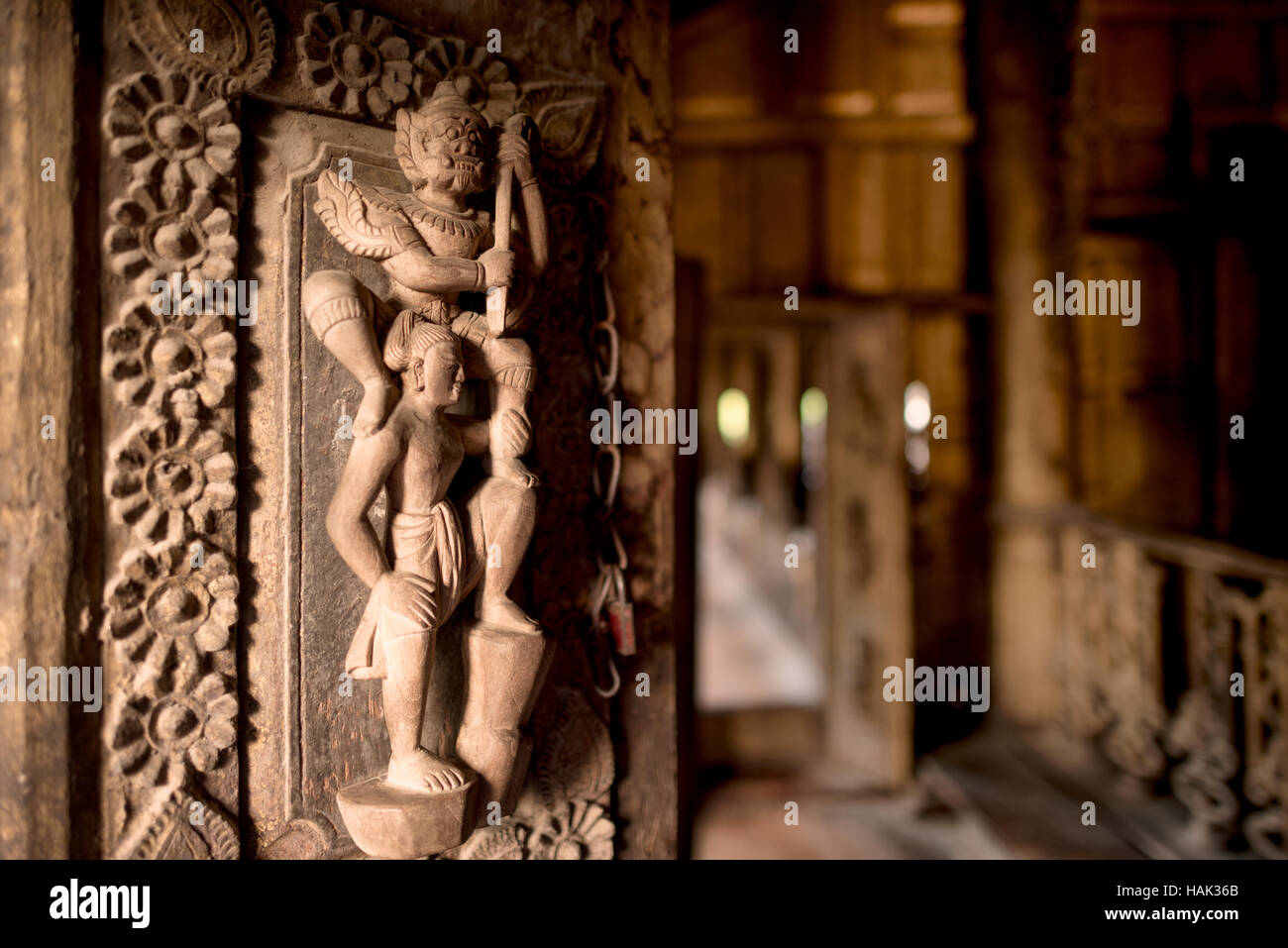 MANDALAY, Myanmar (Birma) - das 1880 aus geschnitztem Teak erbaute Kloster Shwenandaw war ursprünglich Teil des Königspalastes in Amarapura. Sie wurde später an einen Ort in der Nähe des Mandalay Hill in Mandalay verlegt. Es ist im traditionellen burmesischen Architekturstil erbaut und ist bemerkenswert für seine kunstvoll verzierten Schnitzereien buddhistischer Mythologie und seine Inneneinrichtung enthielt umfangreiche Schuldwerke und Glasmosaiken. Stockfoto