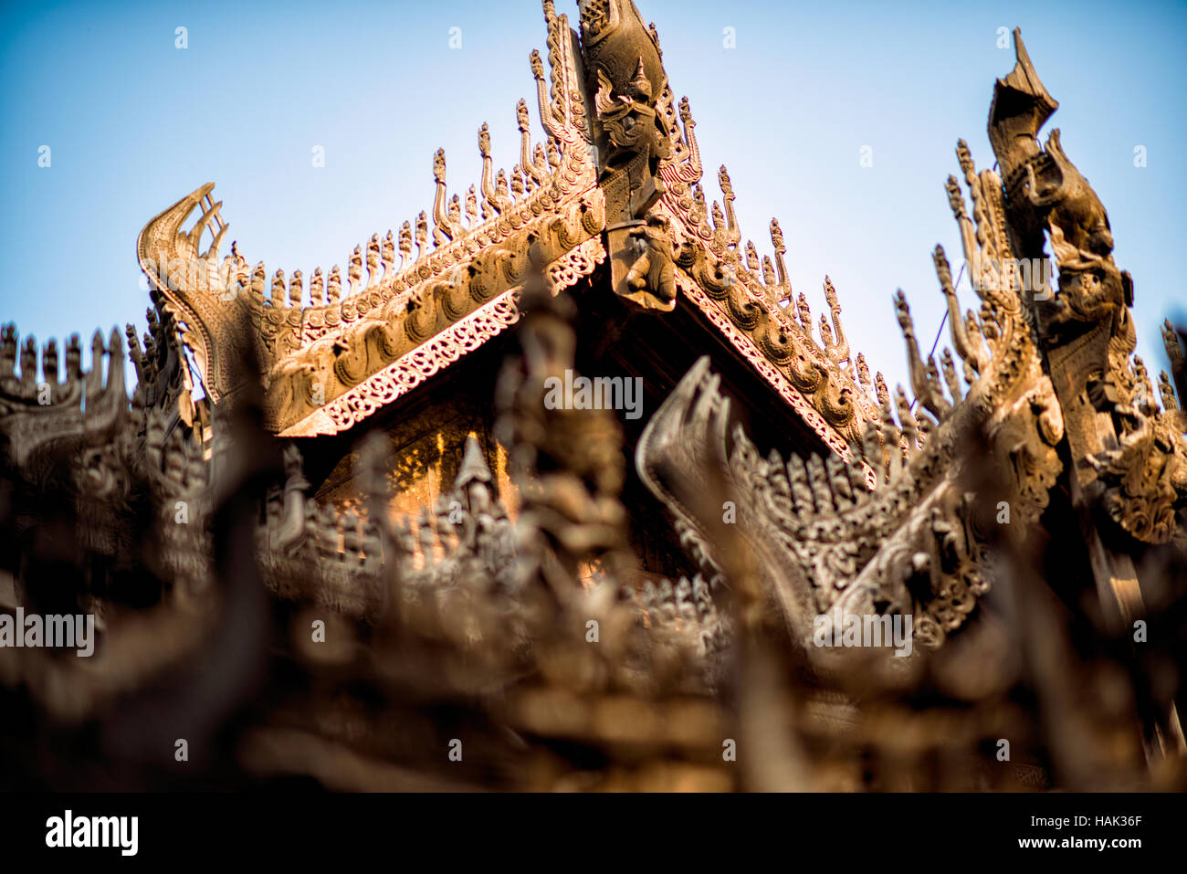 MANDALAY, Myanmar (Birma) - das 1880 aus geschnitztem Teak erbaute Kloster Shwenandaw war ursprünglich Teil des Königspalastes in Amarapura. Sie wurde später an einen Ort in der Nähe des Mandalay Hill in Mandalay verlegt. Es ist im traditionellen burmesischen Architekturstil erbaut und ist bemerkenswert für seine kunstvoll verzierten Schnitzereien buddhistischer Mythologie und seine Inneneinrichtung enthielt umfangreiche Schuldwerke und Glasmosaiken. Stockfoto