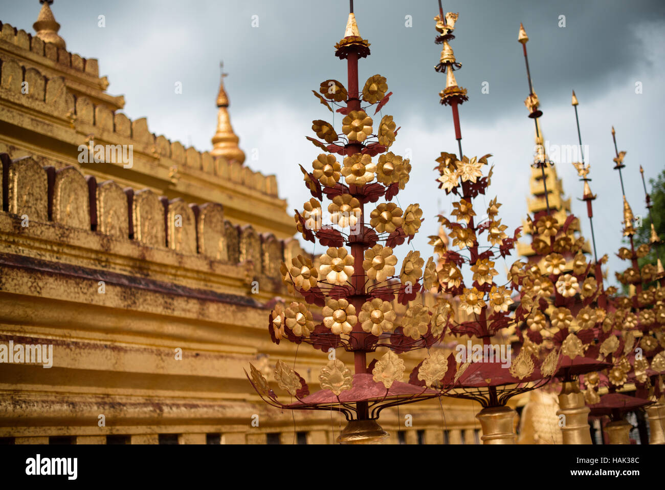 Shwezigon Pagoda Golden HTI Spires Nyaung-U Myanmar // NYAUNG-U, Myanmar — Goldene hti-Türme säumen den Rand der Hauptstupa an der Shwezigon Pagoda und zeigen traditionelle burmesische buddhistische architektonische Elemente. Die hti, ornamentale schirmähnliche Strukturen, die Pagoden und Stupas krönt, stellen spirituellen Schutz dar und gelten als heilige Symbole in Myanmars buddhistischer Tradition. Die Shwezigon Pagode, die während der Regierungszeit von König Anawrahta im 11. Jahrhundert erbaut wurde, gilt als eine der verehrtesten buddhistischen Stätten Myanmars und diente als Prototyp für den späteren Bau der Pagode während des gesamten Grafen Stockfoto