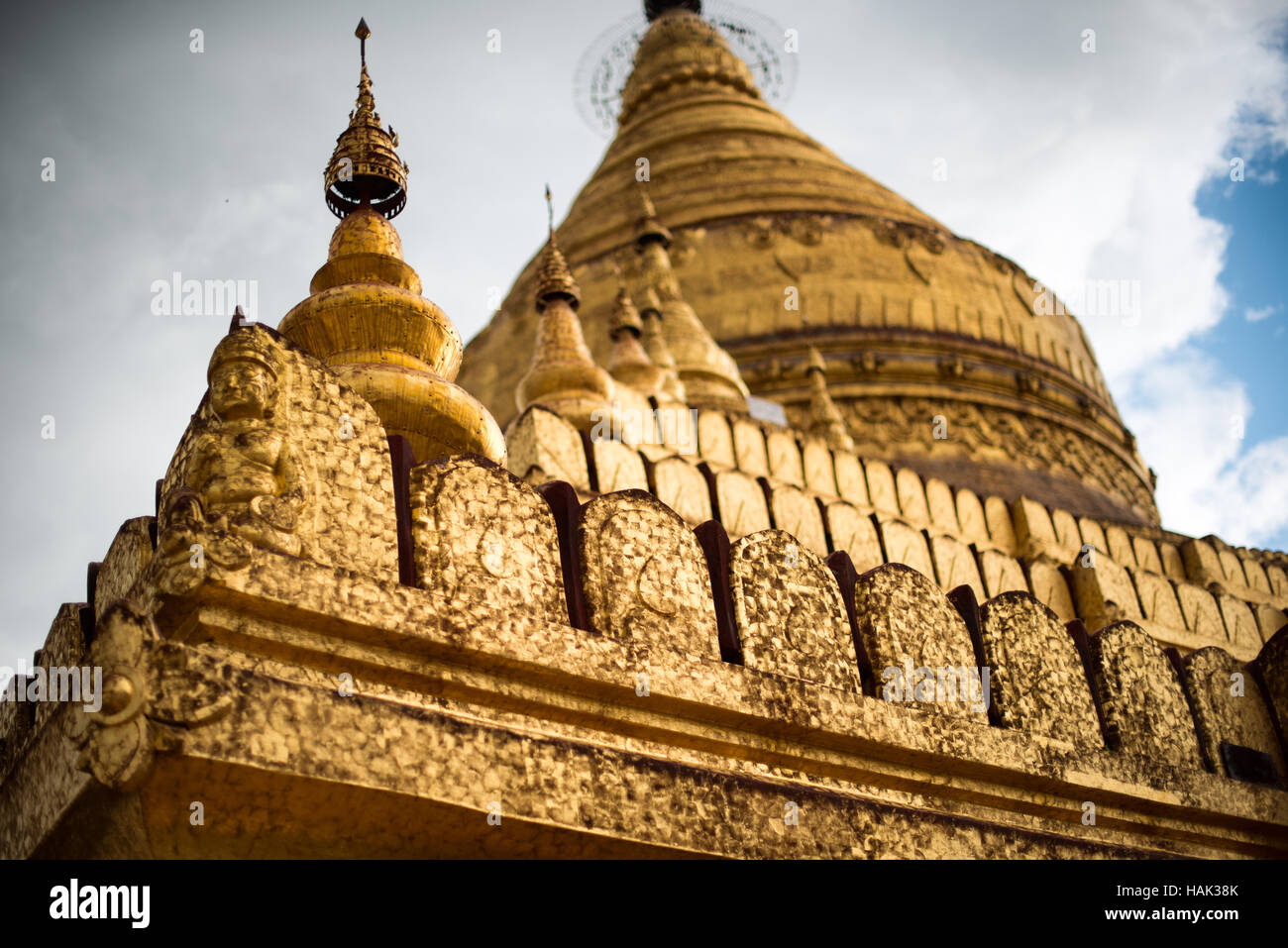 NYAUNG-U, Myanmar (Birma) - erbaut im 11. Jahrhundert, Shwezigon Pagode befindet sich in Nyaung-U, in der Nähe von Bagan. Strahlen Sie von einem großen zentralen Blattgold vergoldeten glockenförmigen Stupa eine Reihe von kleineren Tempeln und Schreinen. Die Stupa ist solide, und die Legende besagt, dass es einen Knochen und Zahn des Gautama Buddha verankert sind. Stockfoto