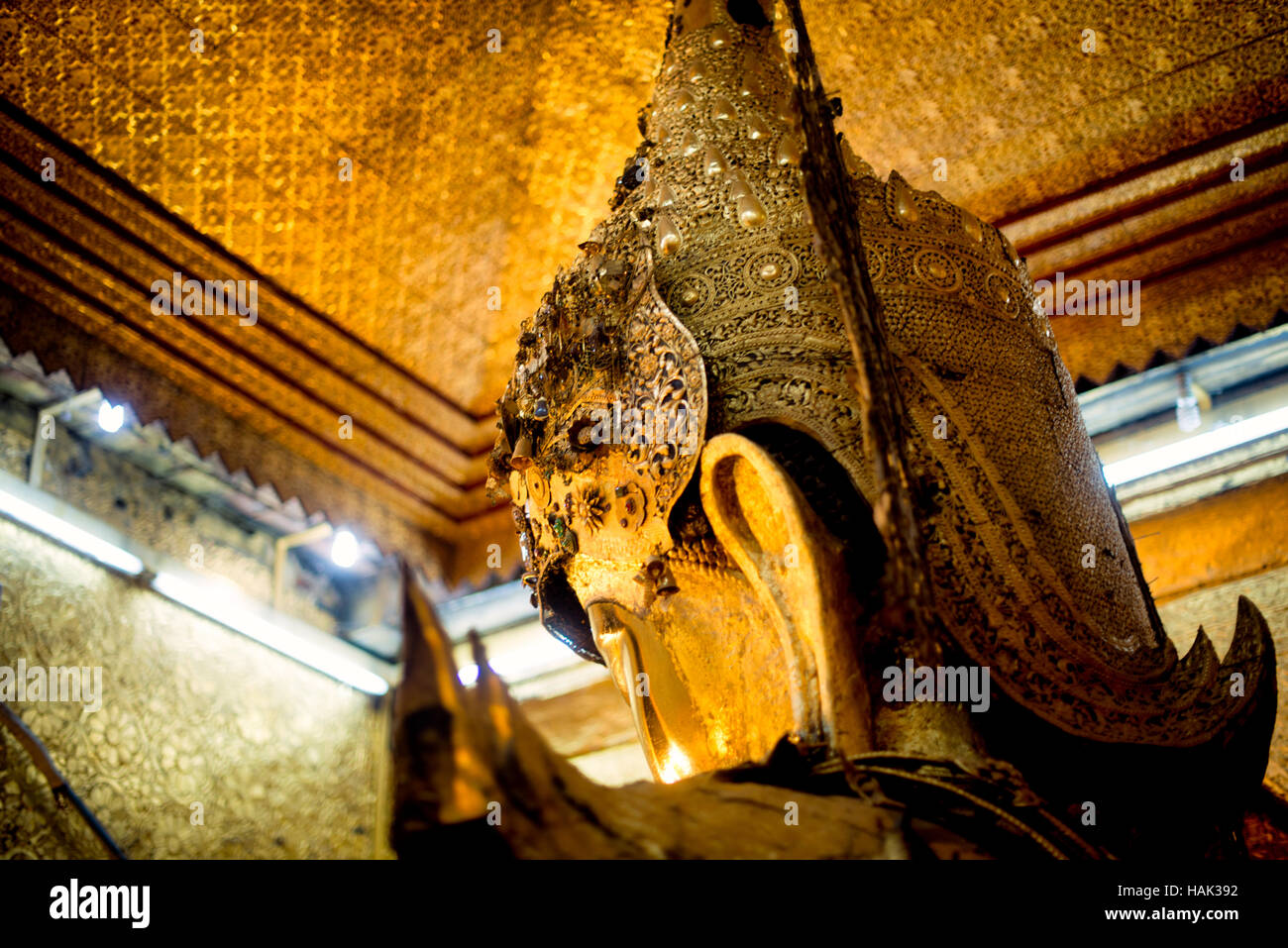 MANDALAY, Myanmar - mahamuni Buddha Tempel (auch als Mahamuni Pagode genannt) ist eine hochverehrte religiöse Stätte in Mandalay. Herzstück ist der Mahamuni Buddha Bild, angeblich eine von nur fünf ursprünglichen Bildnisse des Buddha zu Lebzeiten gemacht werden. Es ist in gold Folie überzogen als Tribute von Gläubigen und Pilgern gespendet. Stockfoto