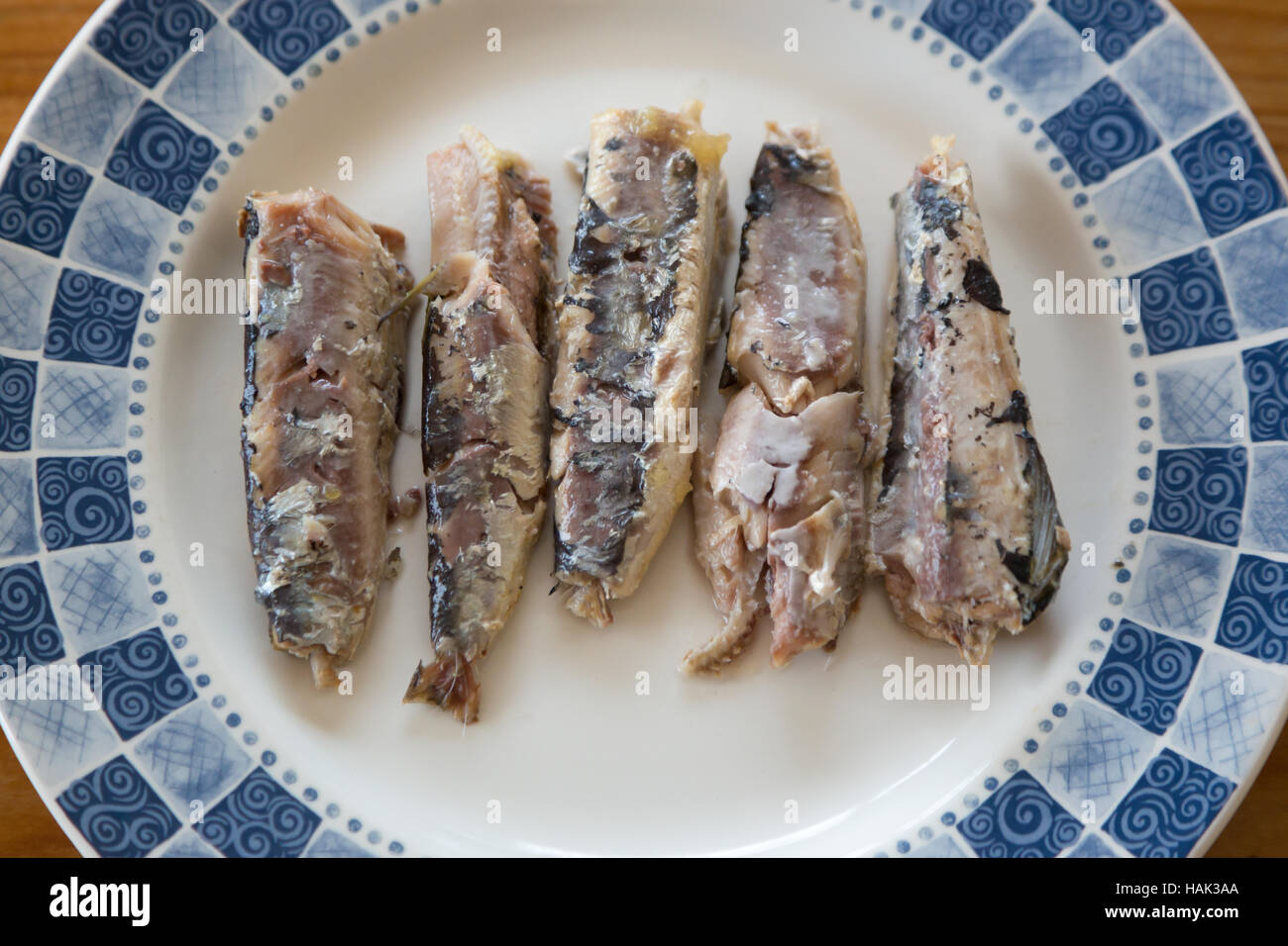 Konservierte Sardinen auf einem Teller Stockfoto