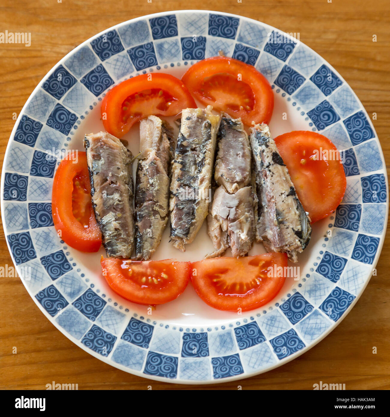 Konservierte Sardinen und Tomaten auf einem Teller Stockfoto