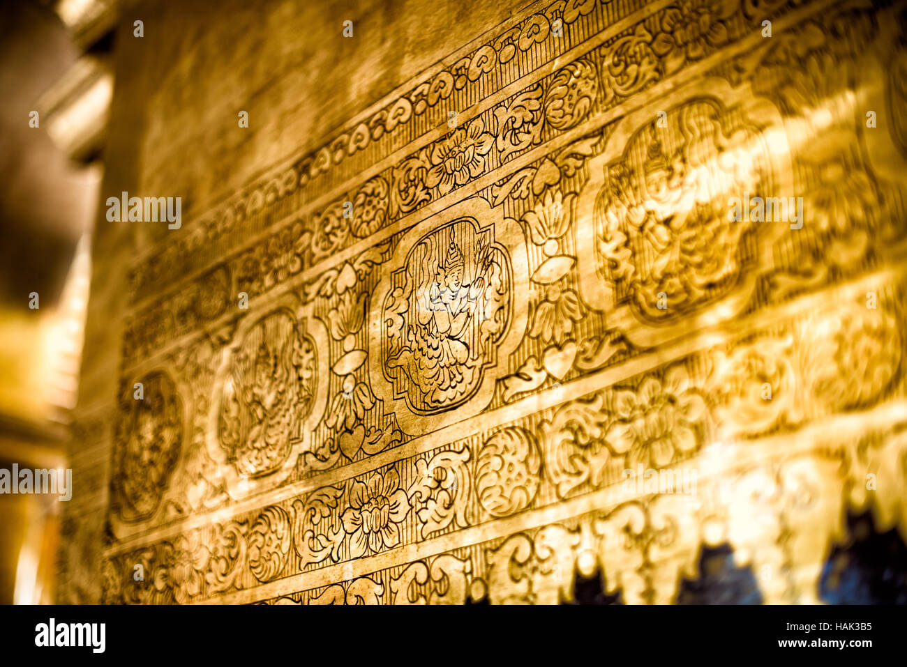 MANDALAY, Myanmar - mahamuni Buddha Tempel (auch als Mahamuni Pagode genannt) ist eine hochverehrte religiöse Stätte in Mandalay. Herzstück ist der Mahamuni Buddha Bild, angeblich eine von nur fünf ursprünglichen Bildnisse des Buddha zu Lebzeiten gemacht werden. Es ist in gold Folie überzogen als Tribute von Gläubigen und Pilgern gespendet. Stockfoto