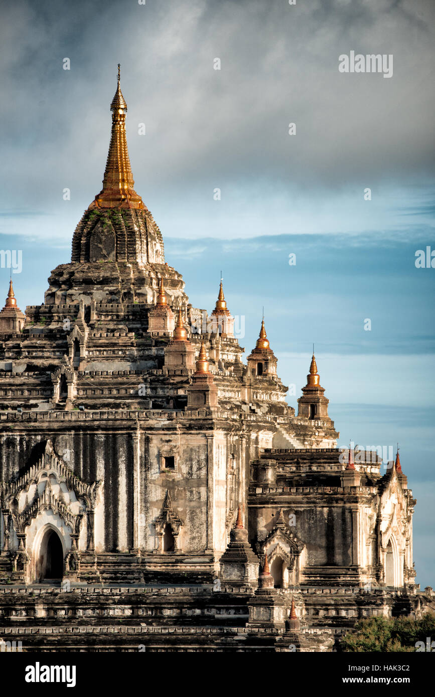 BAGAN, Myanmar (Birma) - im 12. Jahrhundert erbaut, thatbyinnyu Tempel ist einer der bekannteren Tempel in Bagan archäologische Zone. Es steht neben dem berühmten Ananda Tempel. Bagan war die alte Hauptstadt des Königreichs heidnischen. Während seiner Höhe, vom 9. bis 13. Jahrhundert, über 10.000 buddhistischen Tempeln und Pagoden wurden gebaut. Mehrere tausend von ihnen überleben heute. Stockfoto