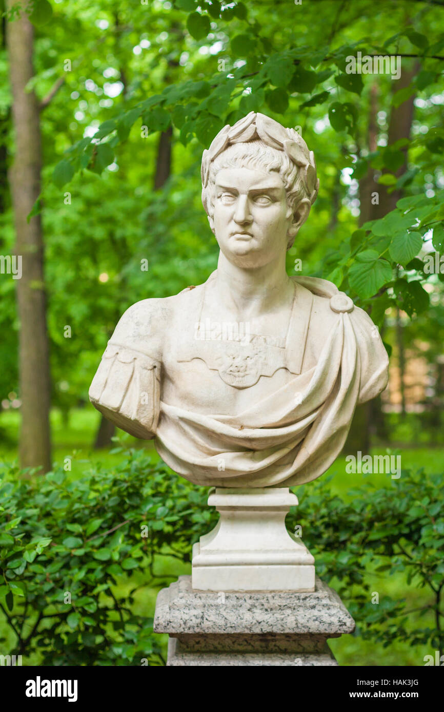 Büste des römischen general Julius Caesar im Sommergarten. Unbekannter Bildhauer Stockfoto