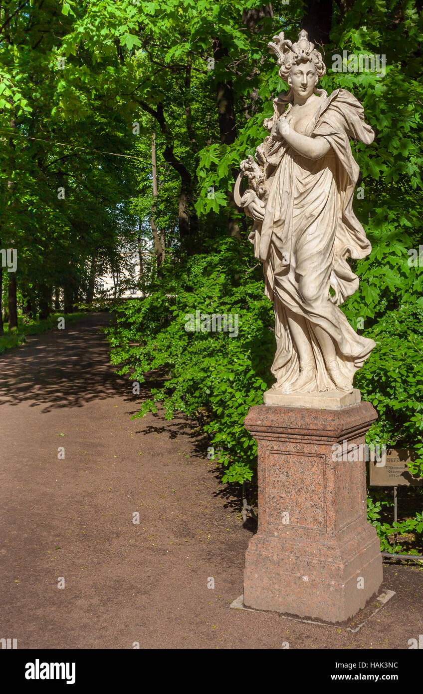 Skulptur der römischen Göttin Ceres (Demeter) im Sommergarten, St. Petersburg Stockfoto