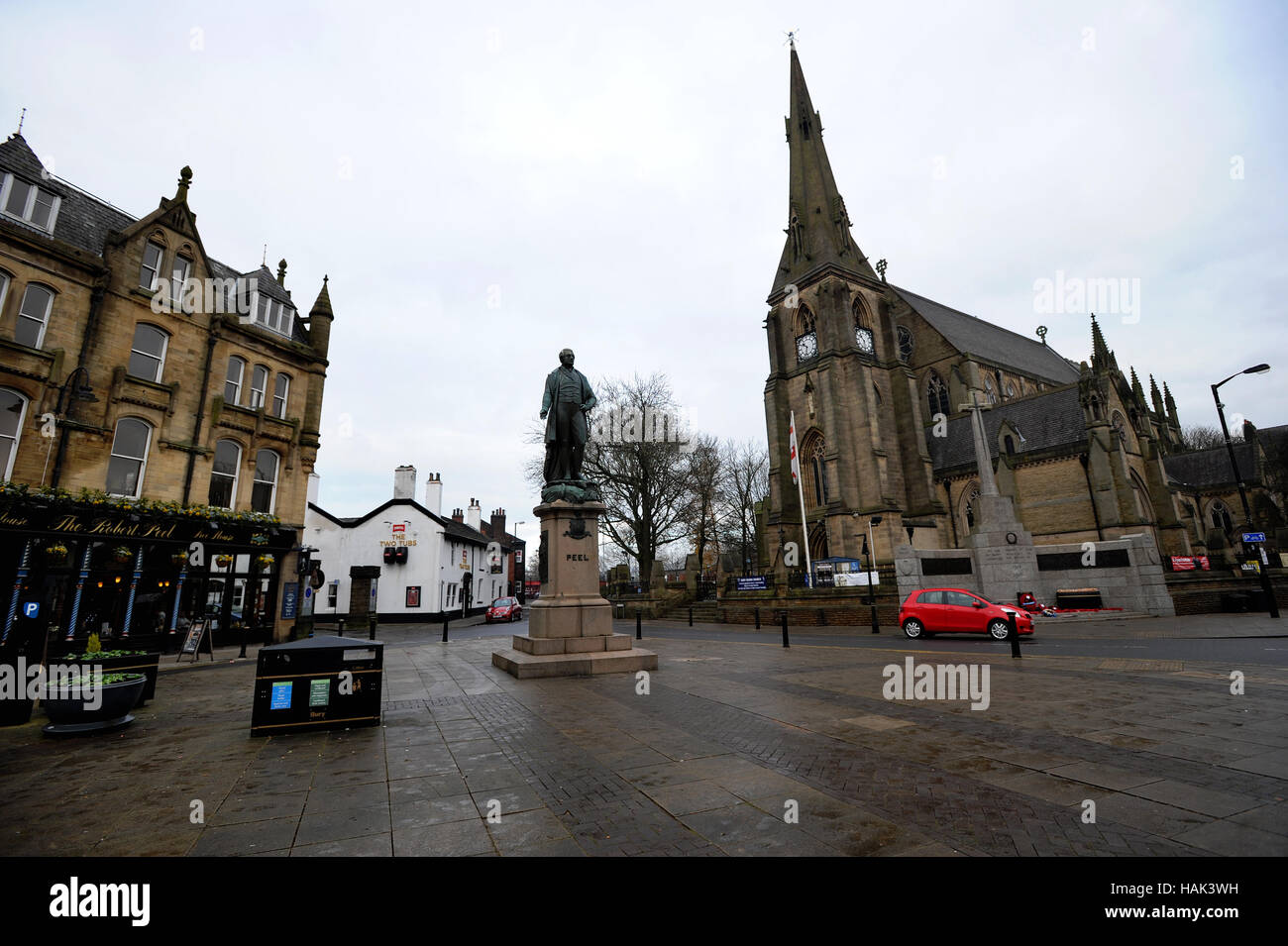 Sir Robert Peel-Statue vor der Pfarrkirche, Bury, Lancashire. Bild von Paul Heyes, Donnerstag, 1. Dezember 2016. Stockfoto