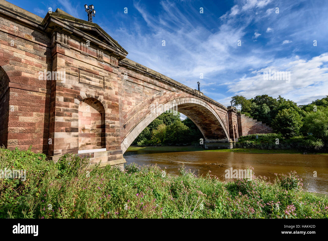 Die Grosvenor Bridge ist eine Single-Span Stein Bogen Straßenbrücke überquert den Fluss Dee in Chester, England. Stockfoto