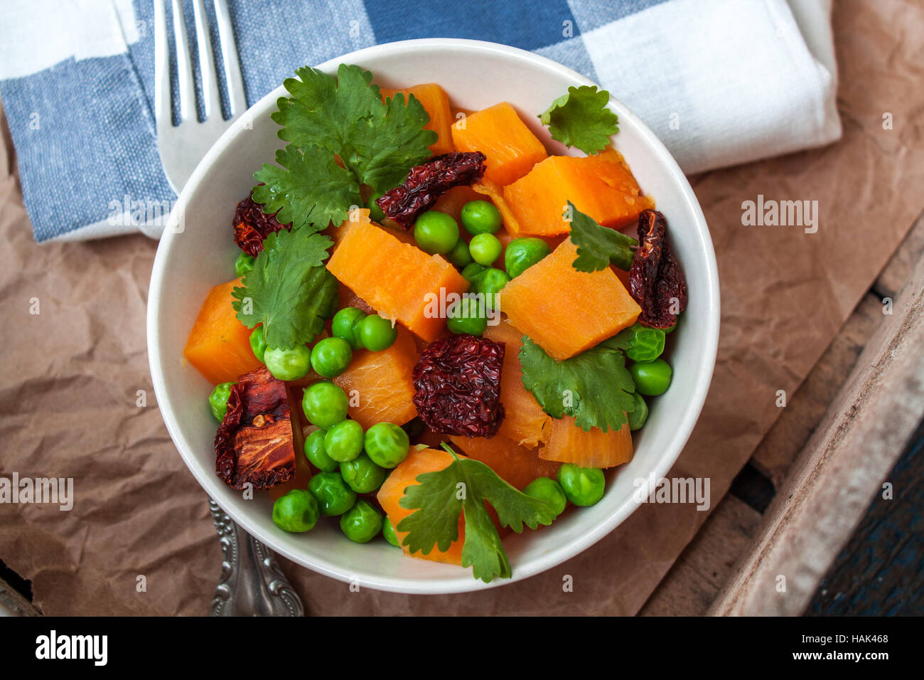 Vegane garnieren. Süße Kartoffeln mit grünen Erbsen, Koriander und Leinöl. Perfekt für die Detox-Diät oder einfach nur eine gesunde Mahlzeit.  Liebe für ein gesundes Stockfoto