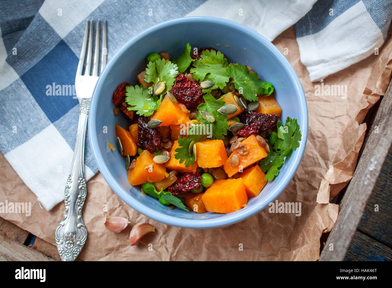 Vegane garnieren. Süße Kartoffeln mit grünen Erbsen, Koriander und Leinöl. Perfekt für die Detox-Diät oder einfach nur eine gesunde Mahlzeit.  Liebe für ein gesundes Stockfoto