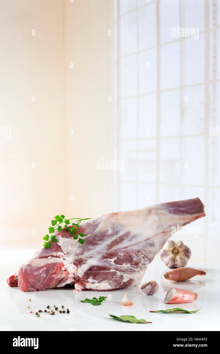 rohes Lammfleisch Bein Stockfoto