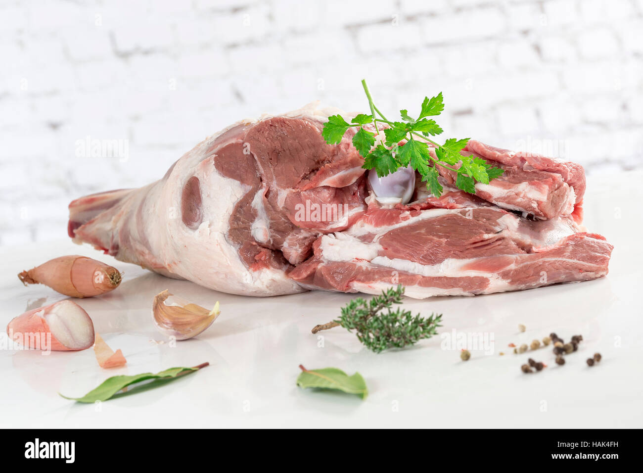 rohes Lammfleisch Bein Stockfoto