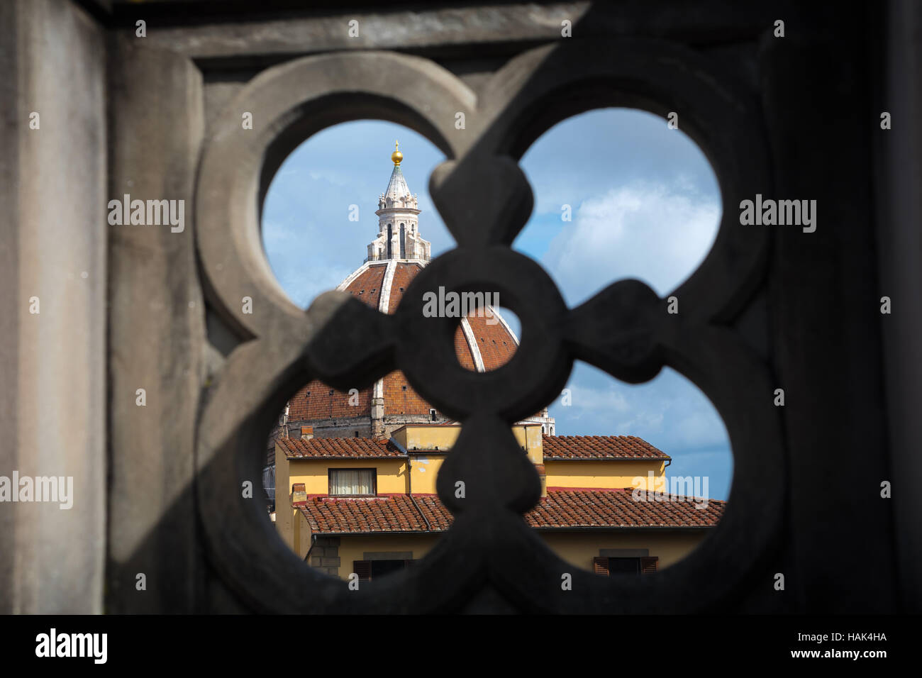 Florenz Domkuppel durch das Fenster in den Betonzaun, Hauptstadt der Region Toskana, Italien Stockfoto