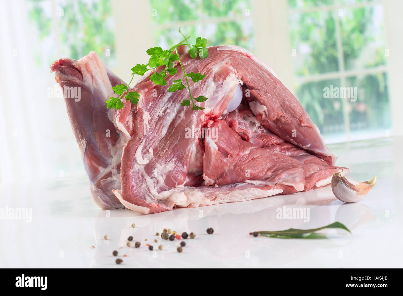 Lammschulter, isoliert auf einem weißen Studio-Hintergrund. Stockfoto