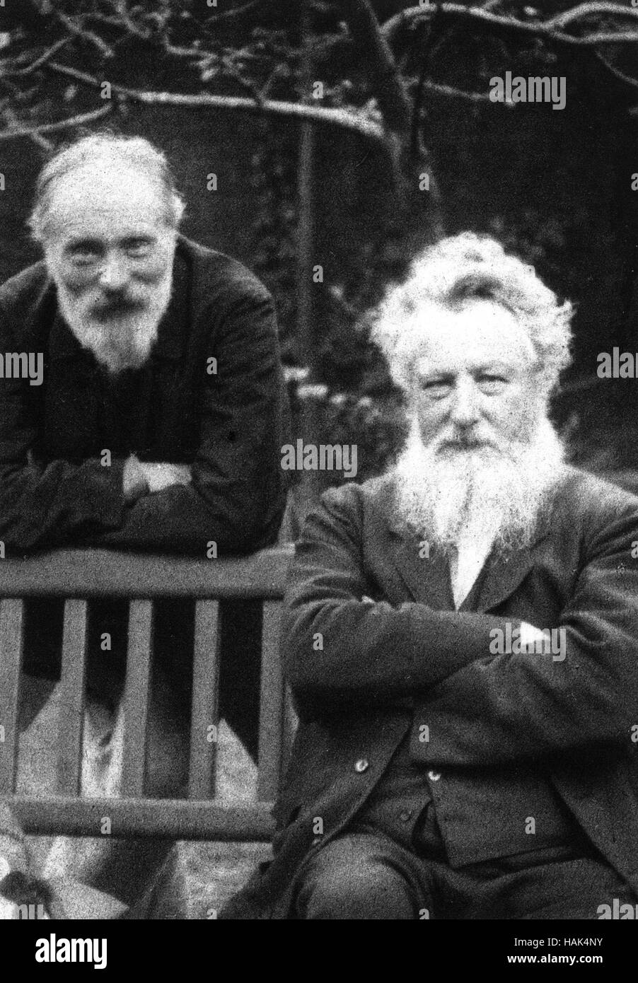 WILLIAM MORRIS englische Designer sitzen mit Edward Burne-Jones in den Garten von Jones Zuhause in The Grange in Fulham, London, ca. 1895 Stockfoto