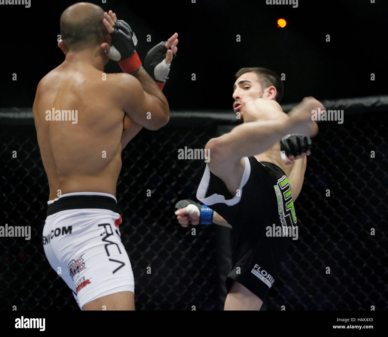 BJ Penn, kämpft links, Kenny Florian bei UFC 101 im Wachovia Center am 8. August 2009, in Philadelphia, Pennsylvania. Francis Specker Stockfoto