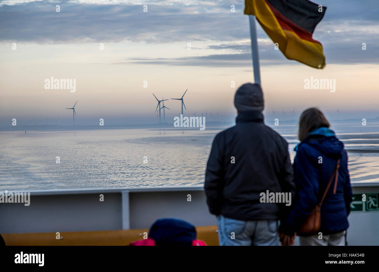 Windenergiepark an der deutschen Nordseeküste in der Nähe von Neuharlingersiel, Watt, Fähre, Stockfoto