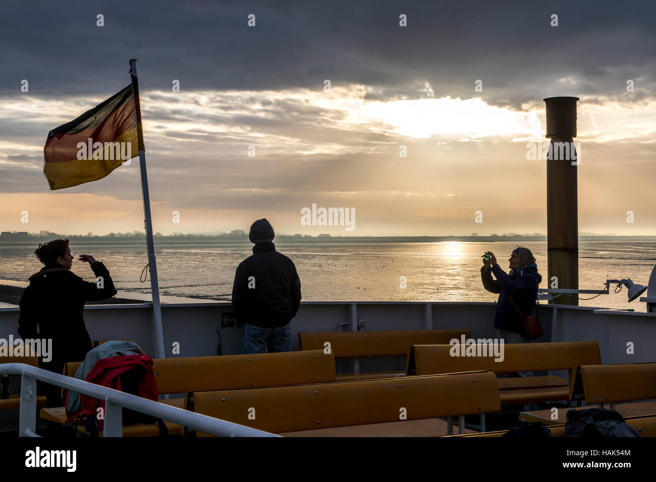 Fähre mit Passagieren auf der Nordsee, zwischen der deutschen Nordsee Insel Spiekeroog und die Fischerei Dorf Neuharlingersiel Stockfoto