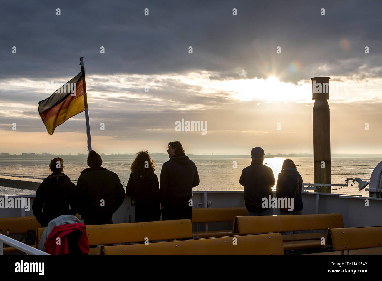 Fähre mit Passagieren auf der Nordsee, zwischen der deutschen Nordsee Insel Spiekeroog und die Fischerei Dorf Neuharlingersiel Stockfoto