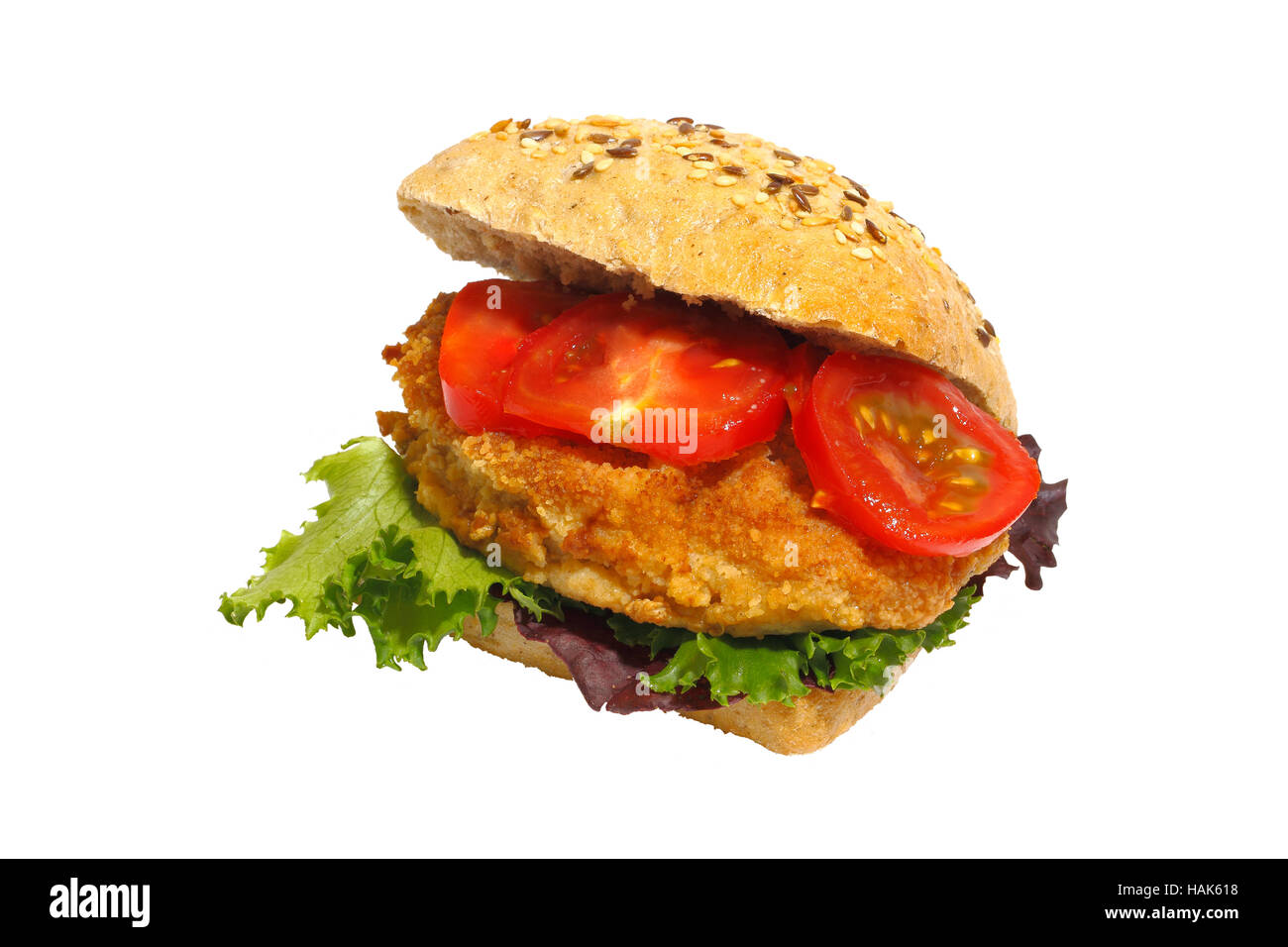 Korn-Brötchen mit gebratenem Schweinefleisch, Salat und Tomaten, isoliert Stockfoto