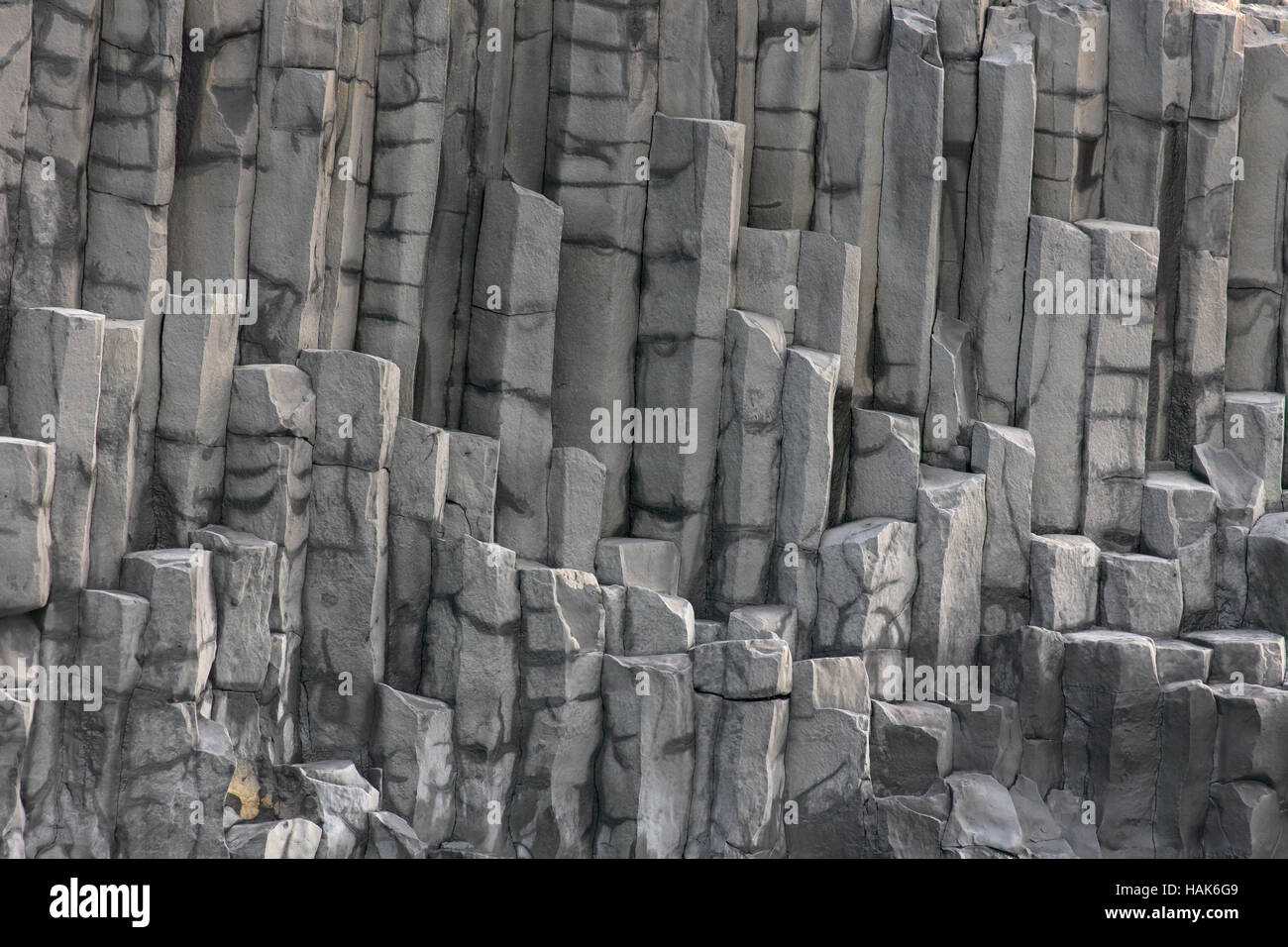Sechseckigen Basaltsäulen, vulkanischen Felsformationen in der Nähe des Dorfes Vík Í Mýrdal, Süden Islands Stockfoto