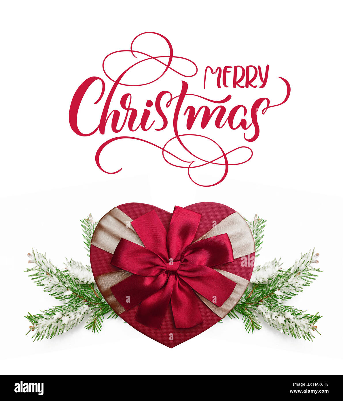 Geschenk-Box in der Form eines Herzens mit rotem Band und Text Frohe Weihnachten. Kalligraphie-Schriftzug Stockfoto