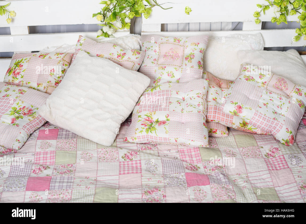 Kissen und Decke auf dem Bett in rustikal Stockfoto