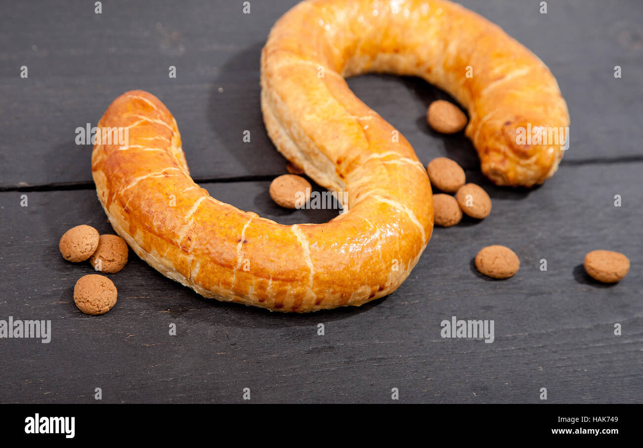 Traditionelle holländische Cookie Banketletter bei Sinterklaas Feier auf hölzernen Hintergrund Stockfoto