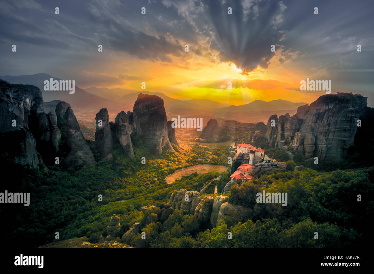 Atemberaubender Blick auf Meteora Roussanou Kloster bei Sonnenuntergang, Griechenland. Geologische Formationen von großen Felsen mit Klöstern in der Stockfoto