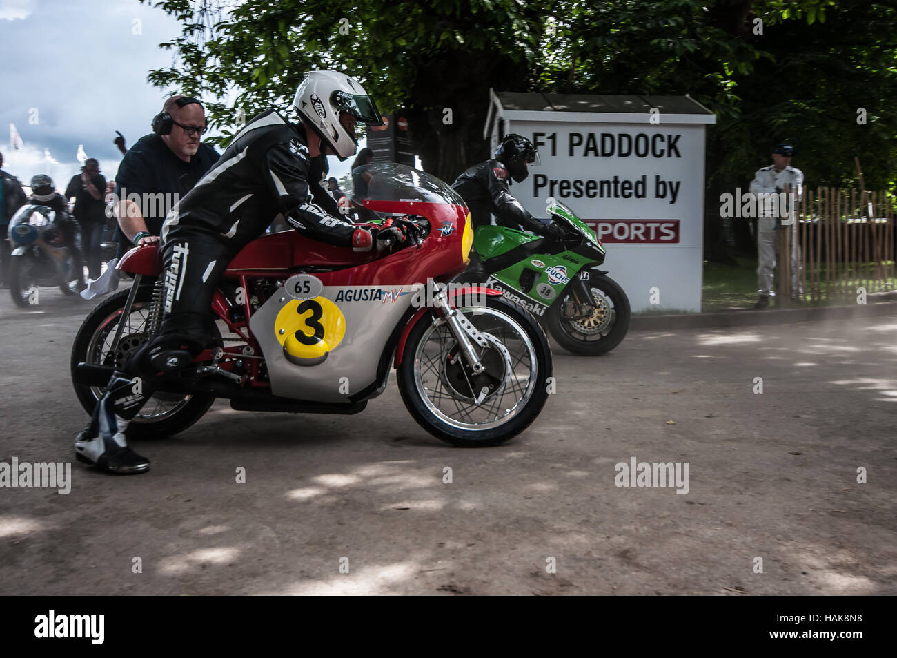 Das Agusta MV 500 Motorrad startet beim Goodwood Festival of Speed 2016 aus dem Boxenbereich Stockfoto