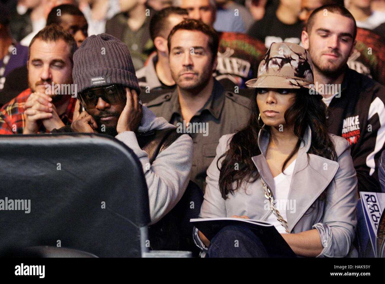 Die Sängerin Janet Jackson, Recht, mit Will.i.am und Jeremy Piven im Hintergrund bei UFC 104 im Staples Center in Los Angeles, Kalifornien, am 24. Oktober 2009. Foto von Francis Specker Stockfoto